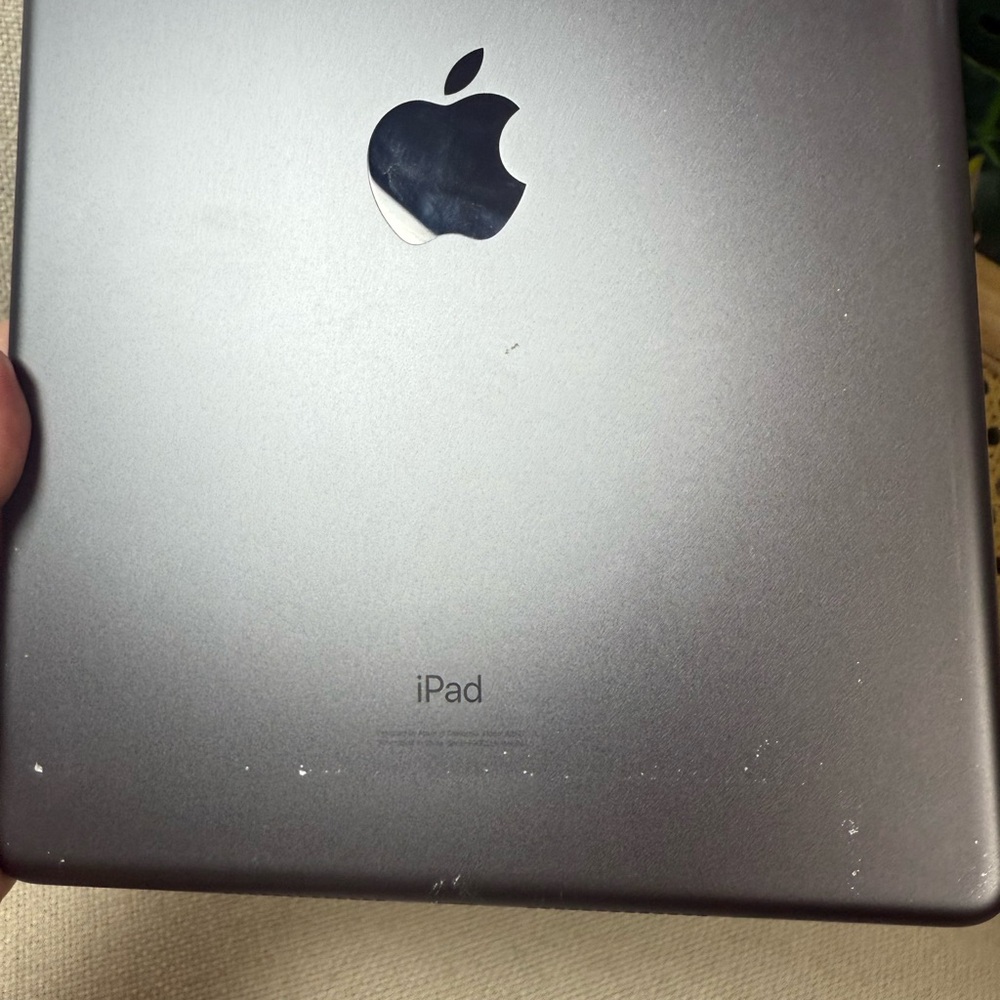 Apple iPad 7th Generation - Picture 6 of 9